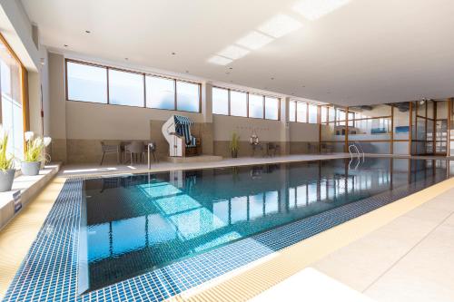 una gran piscina en un edificio en Resort Hotel Vier Jahreszeiten Zingst, en Zingst