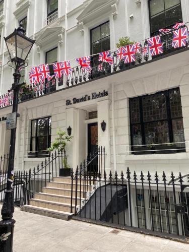 ロンドンにあるセント デイビス ホテル パディントンの英国旗が掲げられた建物