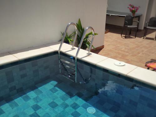 - une piscine avec deux rails métalliques à côté d'une chambre dans l'établissement Casa La Oliva, à Albanchez de Úbeda