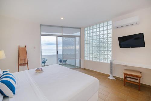 Μια τηλεόραση ή/και κέντρο ψυχαγωγίας στο Suites Turquesa