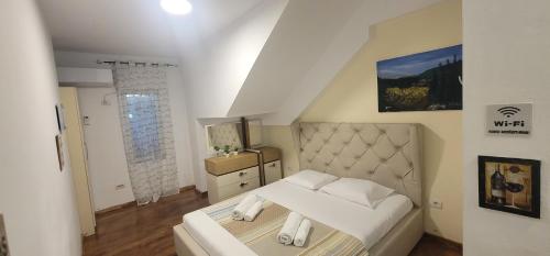 a bedroom with a large white bed in a room at Studenti Studio's in Tirana