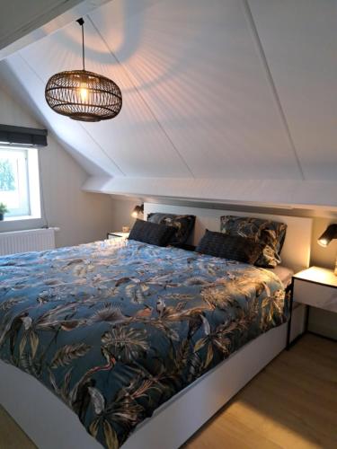 ein Schlafzimmer mit einem großen Bett in einem Zimmer in der Unterkunft Vakantiehuisje Fie in Dilsen-Stokkem