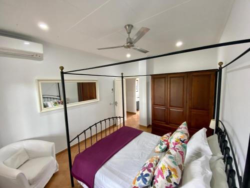1 dormitorio con 1 cama y ventilador de techo en Finca Amer, en Sa Pobla
