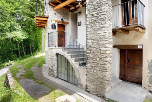 a stone house with a staircase and a door at Anemone Tano di Grich in Cesani