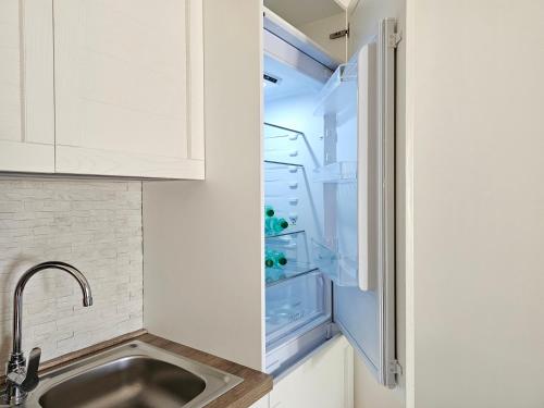una nevera con la puerta abierta en una cocina en Casa Elia - Puglia Mia Apartments, en Monopoli