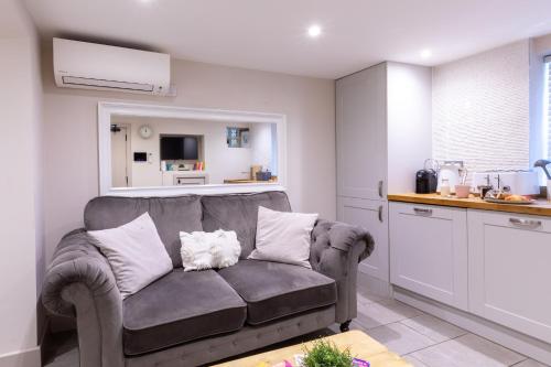 uma sala de estar com um sofá na cozinha em The Hideaway em Southampton