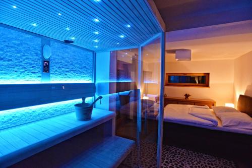 1 dormitorio con vistas al océano por la noche en Luxury Wellness Apartment, en Rokytnice nad Jizerou