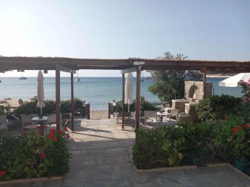 un patio con vistas a la playa y al océano en Studios Margarita, en Platis Yialos Sifnos