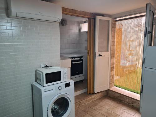 Kuchyň nebo kuchyňský kout v ubytování A un passo dal mare - House