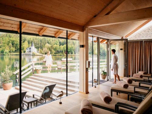 een huis met uitzicht op het water bij Seehotel Grundlsee in Grundlsee