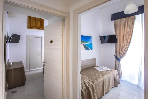 1 dormitorio con cama y ventana grande en Hotel Orbis en Roma