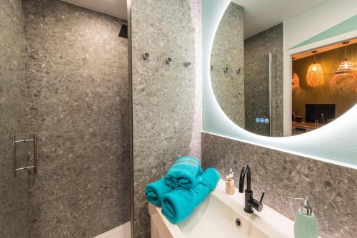 uma casa de banho com um lavatório e um espelho em Bel appart rénové - la bohème em Hyères