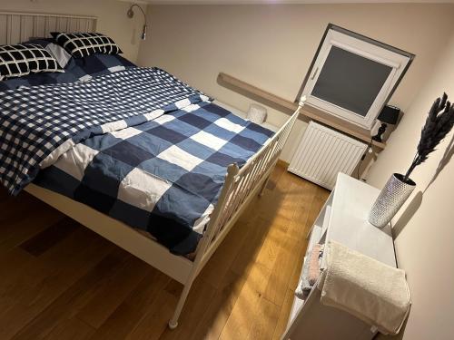 um quarto com uma cama azul e branca e um espelho em Yellow Villa em Gdansk