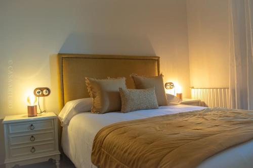 sypialnia z łóżkiem i stolikiem nocnym z 2 lampami w obiekcie Casa Arturo w mieście Triacastela