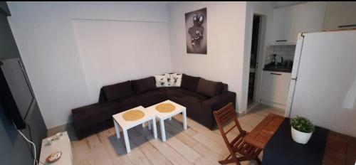 - un salon avec un canapé et une table dans l'établissement Santorini Evleri, à Marmaris