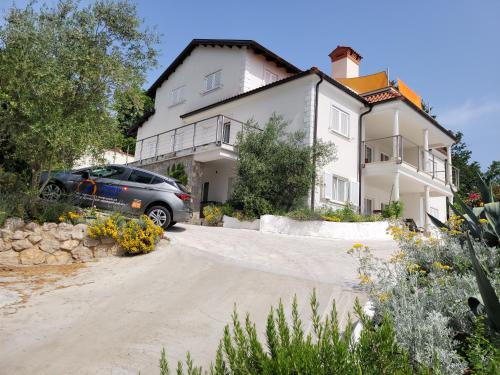 Το κτήριο όπου στεγάζεται  το διαμέρισμα