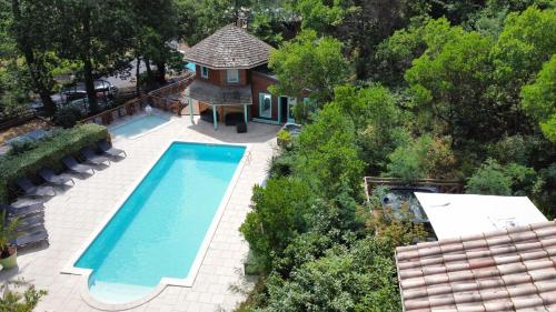 una vista aérea de una piscina junto a una casa en Village Nature et Océan à côté de la plage avec piscine et jacuzzi, en Messanges