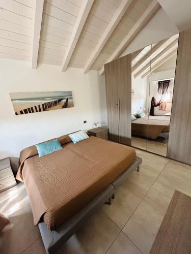 een slaapkamer met een bed en een spiegel bij B&B Venere in Legnano
