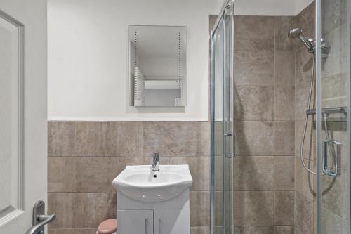 uma casa de banho com um lavatório e um chuveiro em Lovely Flat in Maidstone - Sleeps 3 em Kent