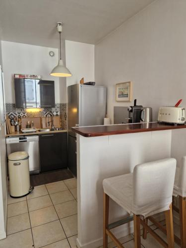 une cuisine avec des appareils en acier inoxydable et un comptoir dans l'établissement 2 pièces dans le centre avec petite terrasse 3***, à Marseille