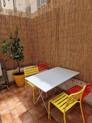 2 pièces dans le centre avec petite terrasse 3***