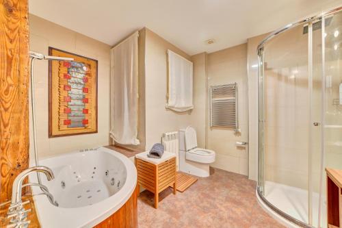 a bathroom with a tub and a toilet and a shower at Apartamento la Laurel by Clabao in Logroño