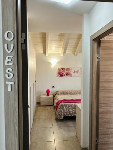 een kleine slaapkamer met een bed in een kamer bij B&B Venere in Legnano