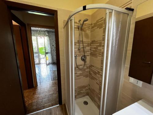 y baño con ducha y puerta de cristal. en Casa Melania Lazise en Lazise