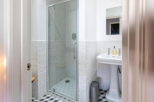 een badkamer met een douche en een wastafel bij The Old Stables in Southampton