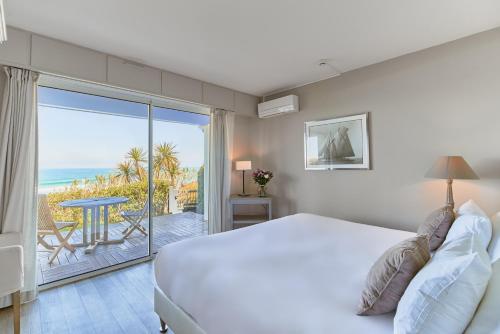- une chambre avec un lit et une vue sur l'océan dans l'établissement Villa L'Arche, à Bidart