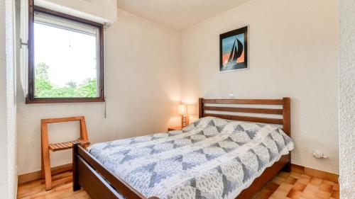 une chambre avec un lit et une fenêtre dans l'établissement Port Lano - 3 - Appt lumineux 4-6 pers, au Cap d'Agde