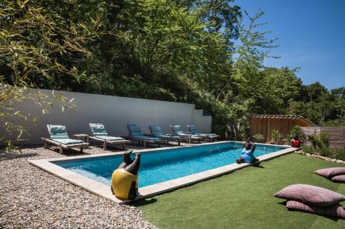 Bazén v ubytovaní Bulles d'Olive Provence - Piscine & Jacuzzi avec vue alebo v jeho blízkosti
