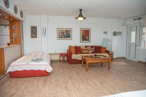 a living room with a couch and a table at Sweet dreams at the seaside in Skála Foúrkas