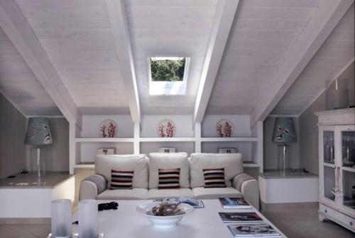 sala de estar con sofá y mesa en COCOSEA: Un attico con vista mozzafiato, en Maratea
