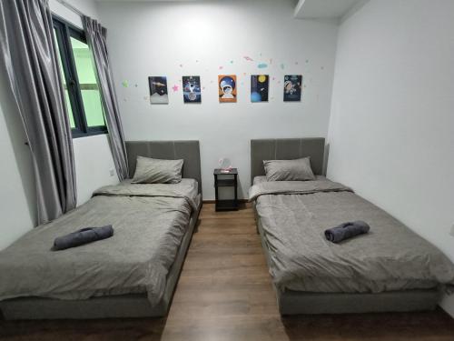 Un pat sau paturi într-o cameră la A.Foo Homestay 4.1 @ Vivacity Megamall Jazz Suite 4