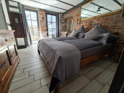 ein Schlafzimmer mit einem großen Bett in einer Ziegelwand in der Unterkunft Hotel b&b altes hinterhäusel in Freiberg
