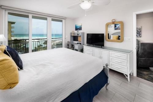 Nautilus 2510 Gulf View 2 Bedroom 5th Floor Free Beach Service في شاطئ فورت والتون: غرفة نوم بسرير كبير مطلة على المحيط