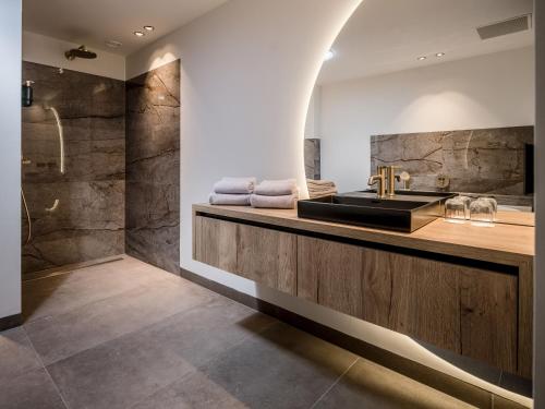 een badkamer met een wastafel en een douche bij Lindenhuys Logies in Sint-Oedenrode