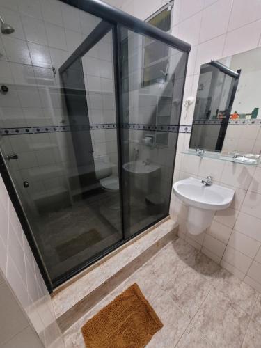 y baño con ducha y lavamanos. en Pousada Villa Coelho - Região de Guarajuba en Camaçari