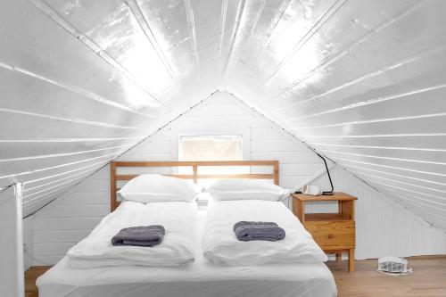 een slaapkamer met een bed in een tent bij Vibrant 1BR Home in Reykjavik in Reykjavík