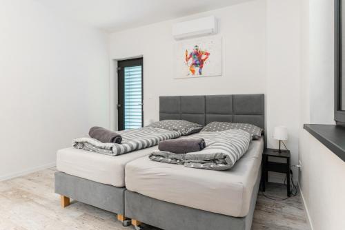 um quarto com duas camas com almofadas em Malina Penati golf em Šajdíkove Humence