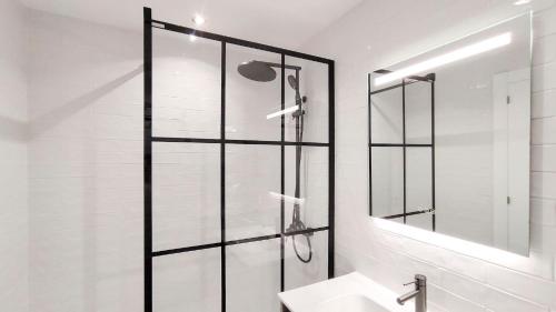 y baño con ducha acristalada y lavamanos. en Playa El Palo Apartment by SharingCo, en Málaga