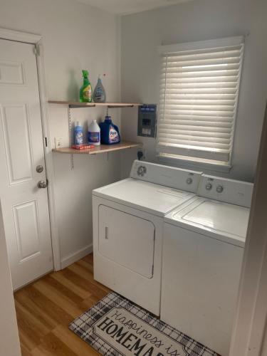 eine Küche mit einer Waschmaschine und einem Fenster in der Unterkunft Cozy 4 bedroom Home Welcomes You in Bear
