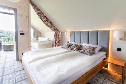ein Schlafzimmer mit einem großen Bett und einem großen Fenster in der Unterkunft Kurka Chata in Nowy Targ