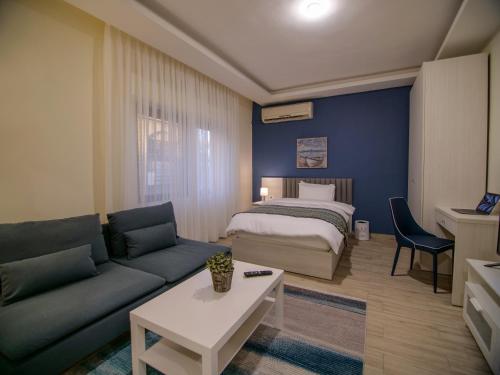 ein Wohnzimmer mit einem Sofa und einem Bett in einem Zimmer in der Unterkunft 46 Serviced Apartments in Amman