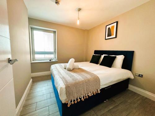 a bedroom with a bed and a window in it at Seaview Central Brighton One Bedroom Flat in Brighton & Hove