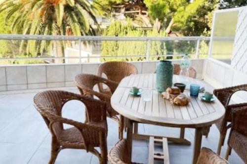d'un balcon avec une table et des chaises. dans l'établissement Bel appartement 3 pièces climatisé 400m des plages, à Cavalaire-sur-Mer