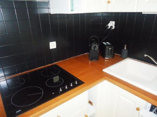 a kitchen counter with a stove and a sink at Bel appartement 3 pièces climatisé 400m des plages in Cavalaire-sur-Mer