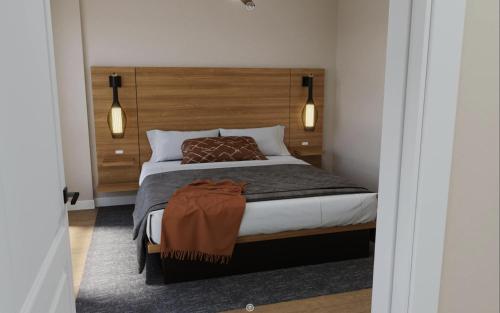 辛辛那提的住宿－REST Suite in Cincinnati M301，一间卧室配有一张带木制床头板的床