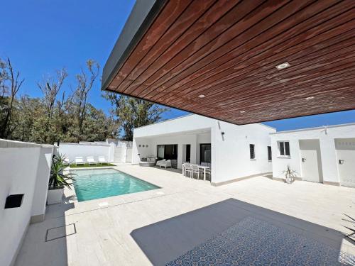 uma casa com uma piscina e um tecto de madeira em BAMBÚ SUP · Casa rural en Vejer con piscina privada em Vejer de la Frontera